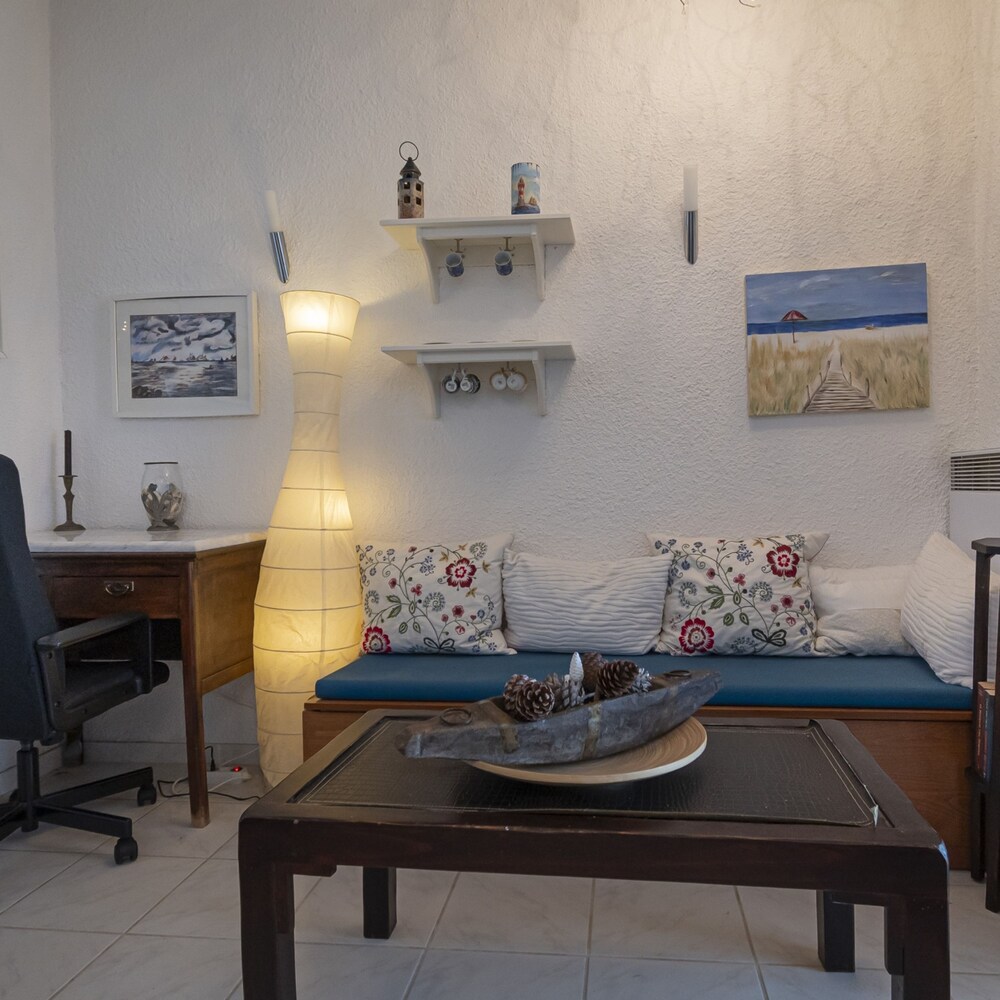 Poseidon Seafront Apartment by Rentalspro