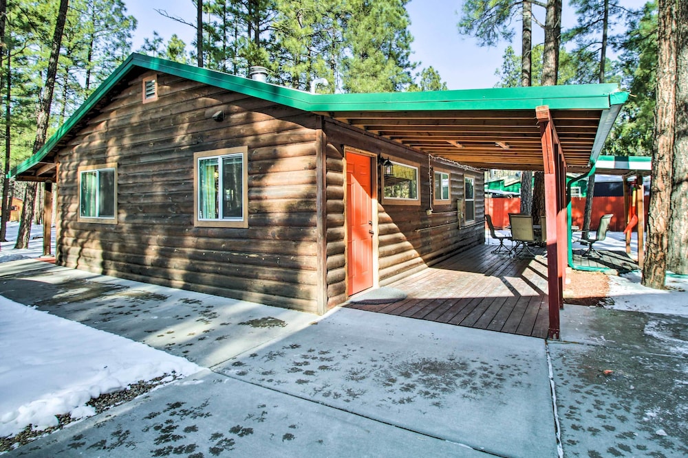 Cozy Lakeside Cabin: Walk to Rainbow Lake!