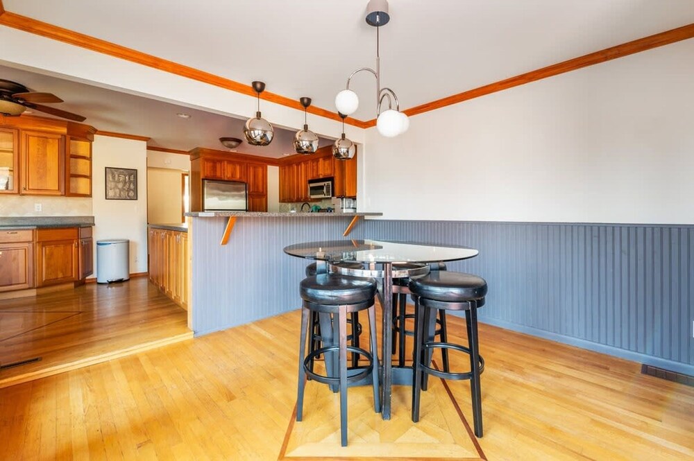 HV Spacious Retreat Sleeps 13 w Hot Tub