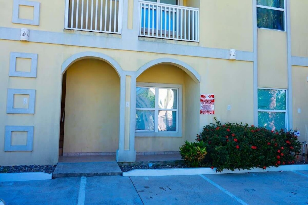 Open & Modern Pool #b Walk To Beach 2 Bedroom Condo