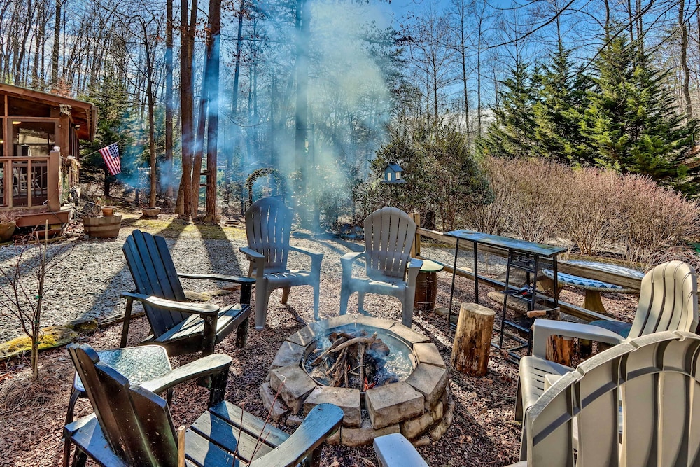 Cozy Murphy Cabin w/ Fire Pit + Deck view 5