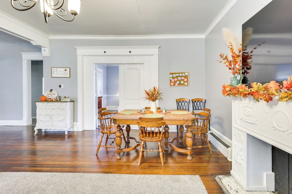 < 1 Mi to Youngstown State: Historic Home w/ Porch