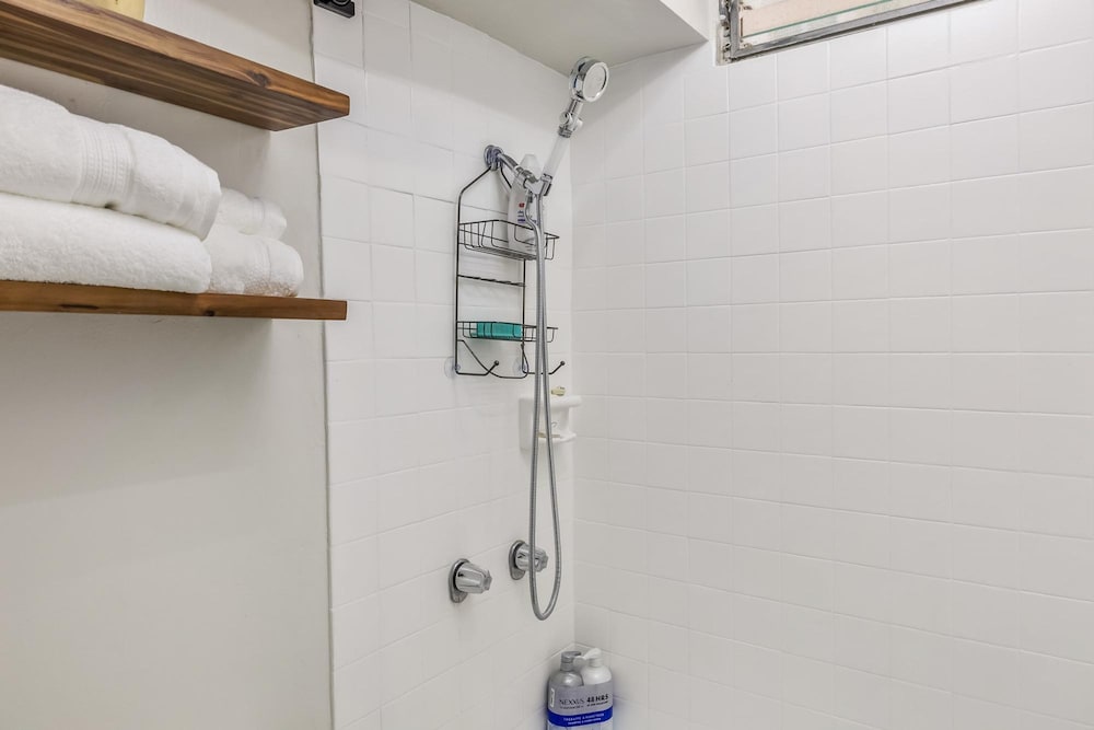 Bright Cozy Condo Unit With Balcony