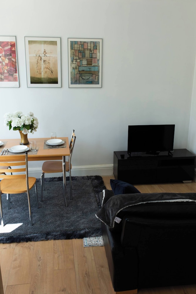 Cozy 3 Bedroom Home in Leeds, Perfect for Families and Groups