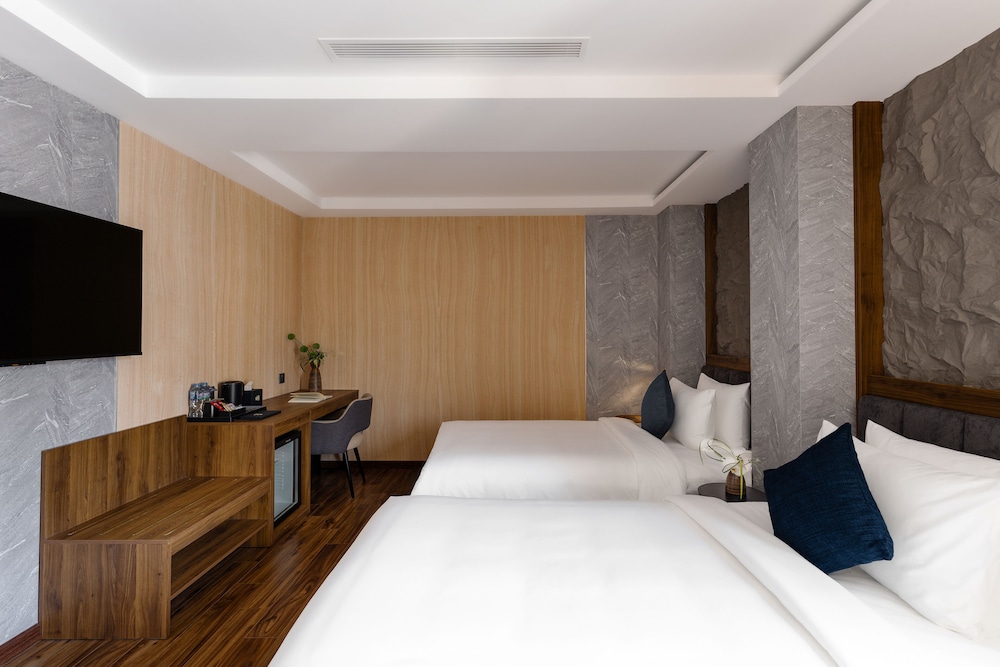 Kin Hotel Thai Van Lung 38