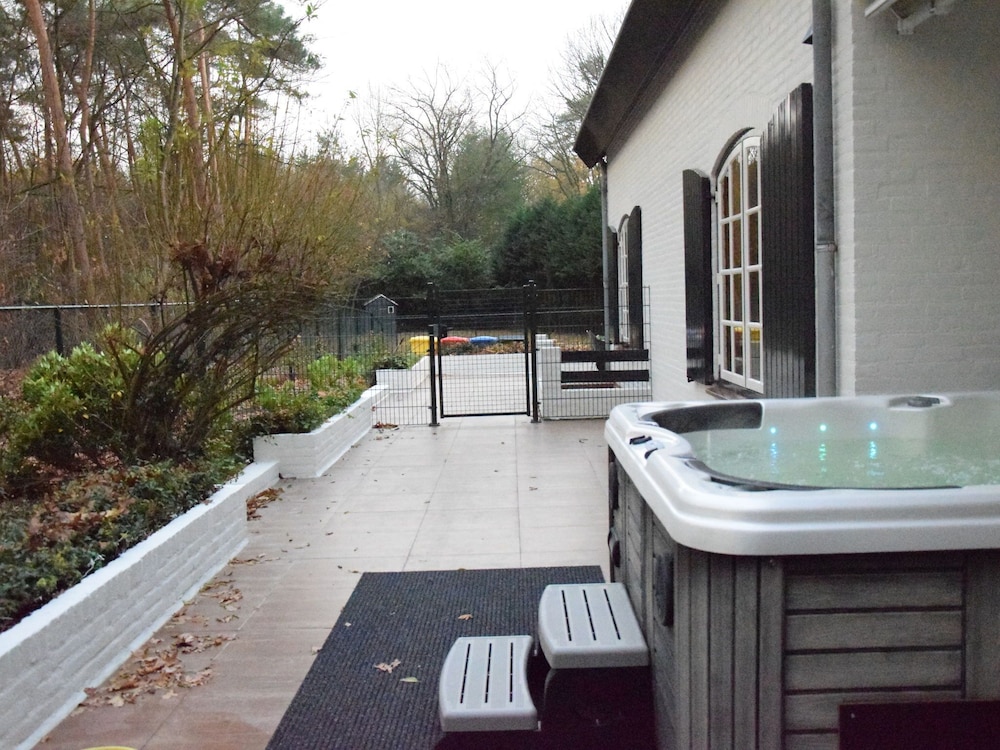 Spacious Villa Near Arcen in a Wooded Area view 5