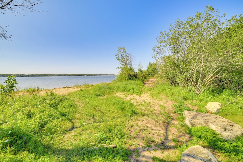 Walk to Waterfront: Michigan Retreat w/ Game Room