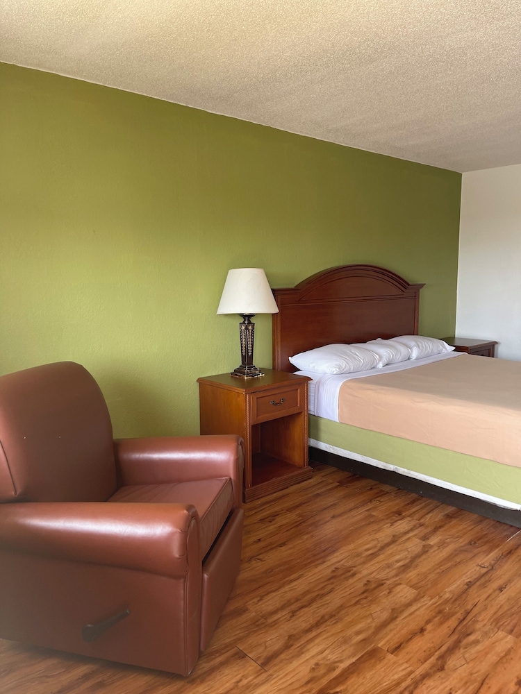 Mattoon Vacations - Relax Inn  Suites - Property Image 3