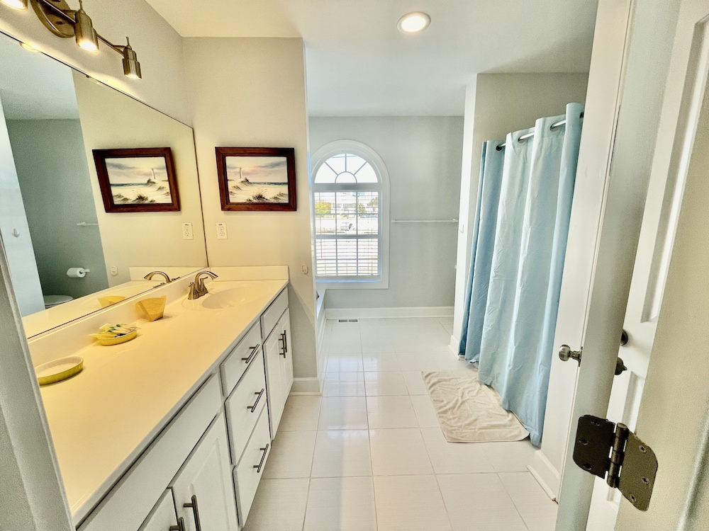 Big Waterfront House W/ Amazing View And Swim Deck 3 Bedroom Home