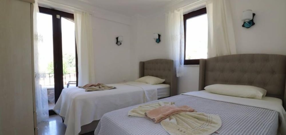 Villa XT12 by JoyLettings view 3