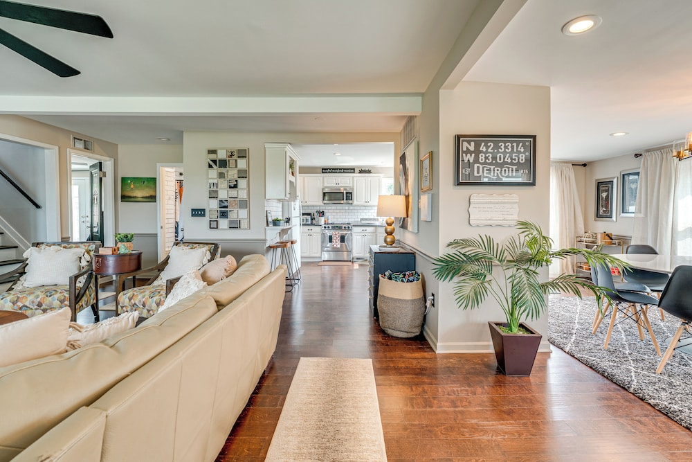 Canal-front St Clair Shores Home: 2 Mi to Dtwn