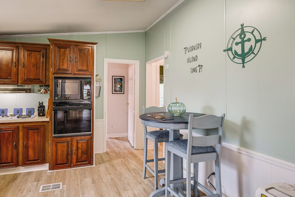 Harkers Island Getaway w/ Deck: Near Cape Lookout!