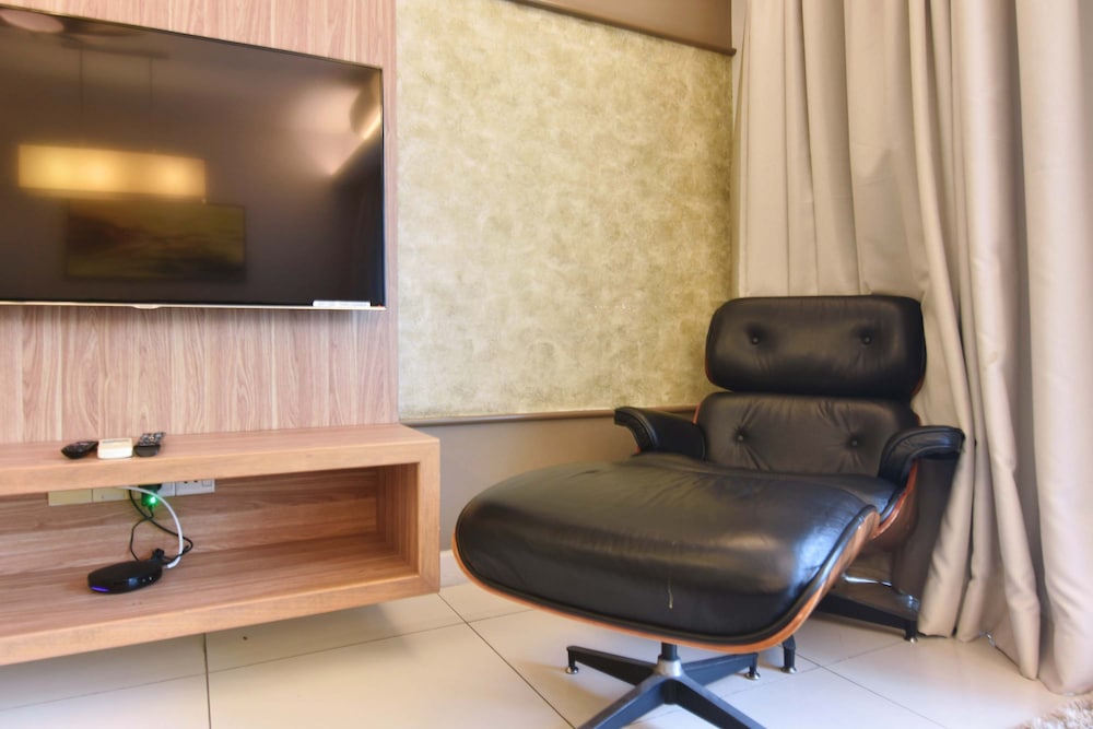 Pet Friendly, 3BR Apt KL, Bathtub & Parking