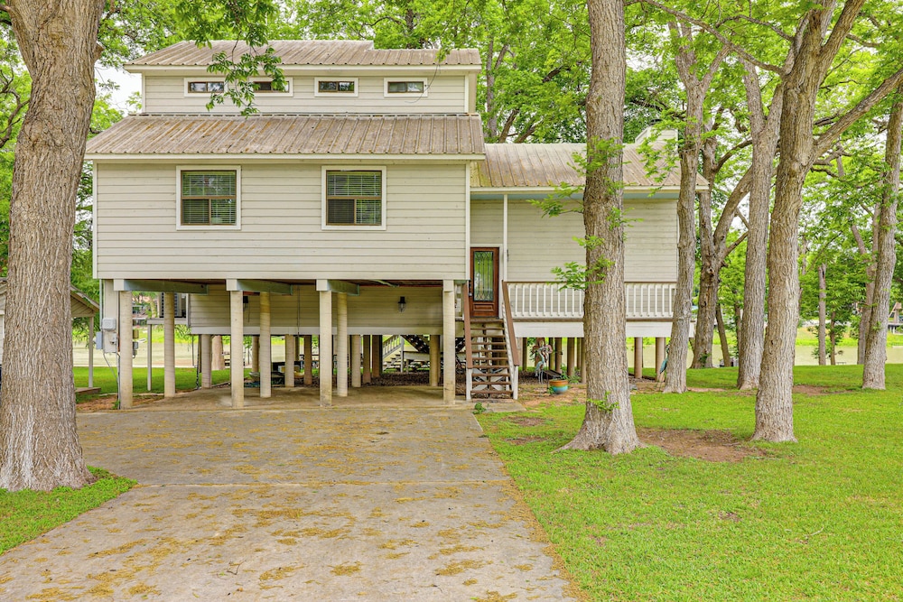 Waterfront Seguin Lake House Near Downtown