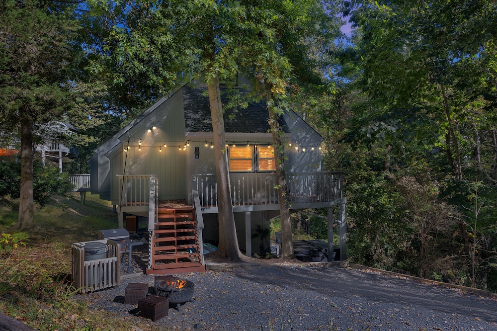 Mountain Escape With Hot Tub & Stargazing 3 Bedroom Cabin