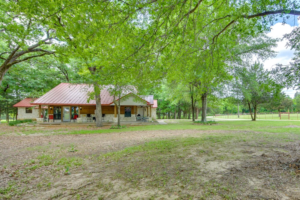 Dog-friendly Wills Point Home w/ Grill on 10 Acres view 5