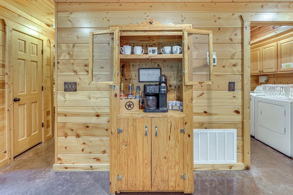 Hot Tub + Game Room: Family Retreat in Broken Bow