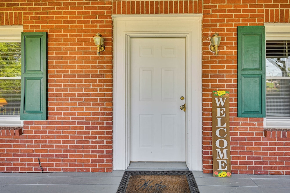 2 Mi to Oak Grove Racing & Gaming: Home on 1 Acre