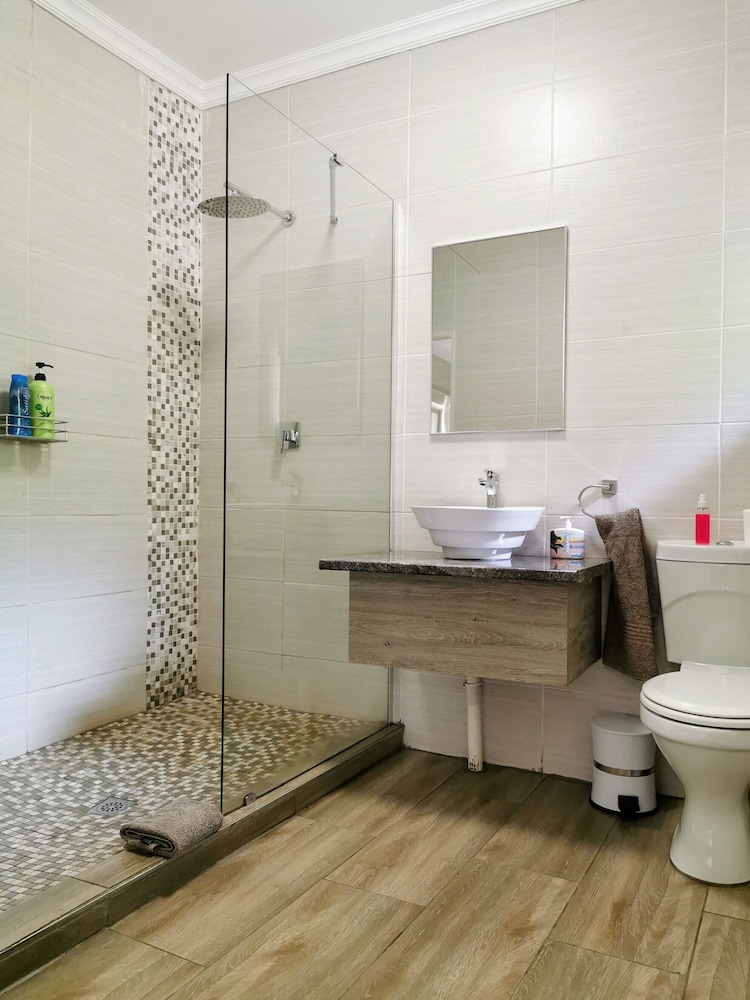 Aerotropolis Guest Lodge