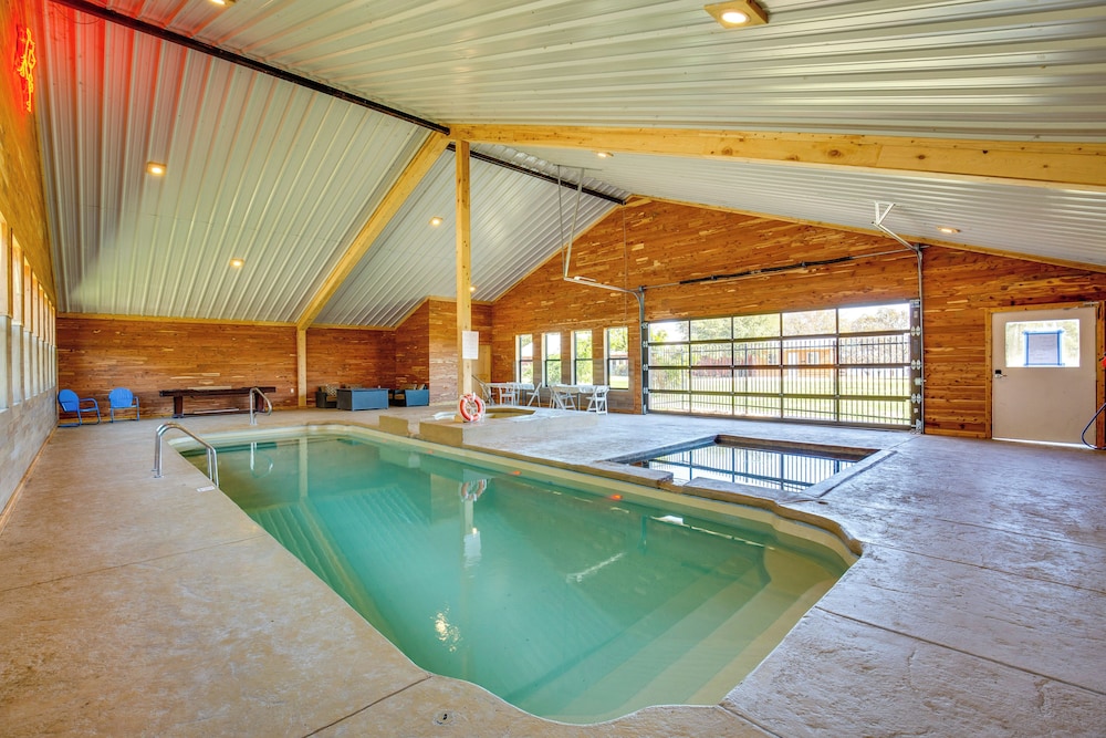 Group Getaway! Multi-level Lodge on Lake Tawakoni