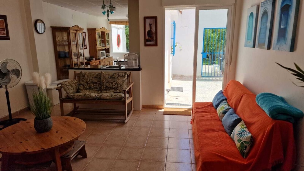 House With Exclusive Pool and Garden 7 min Walk From the Beach and the Center