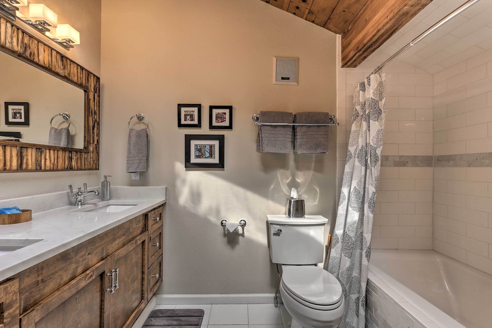 Modern Mountain Escape on Golf Course w/ Hot Tub! - Property Image 4