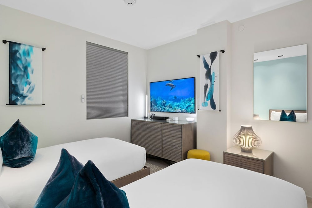 Beachfront Luxury NEW 3br2 5BA Condo Eagle Beach