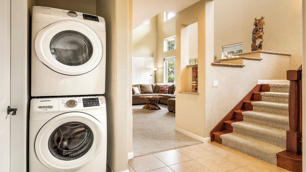 Spacious Ground Floor End Unit - Walk to Beach & Shopping - Vrkcv