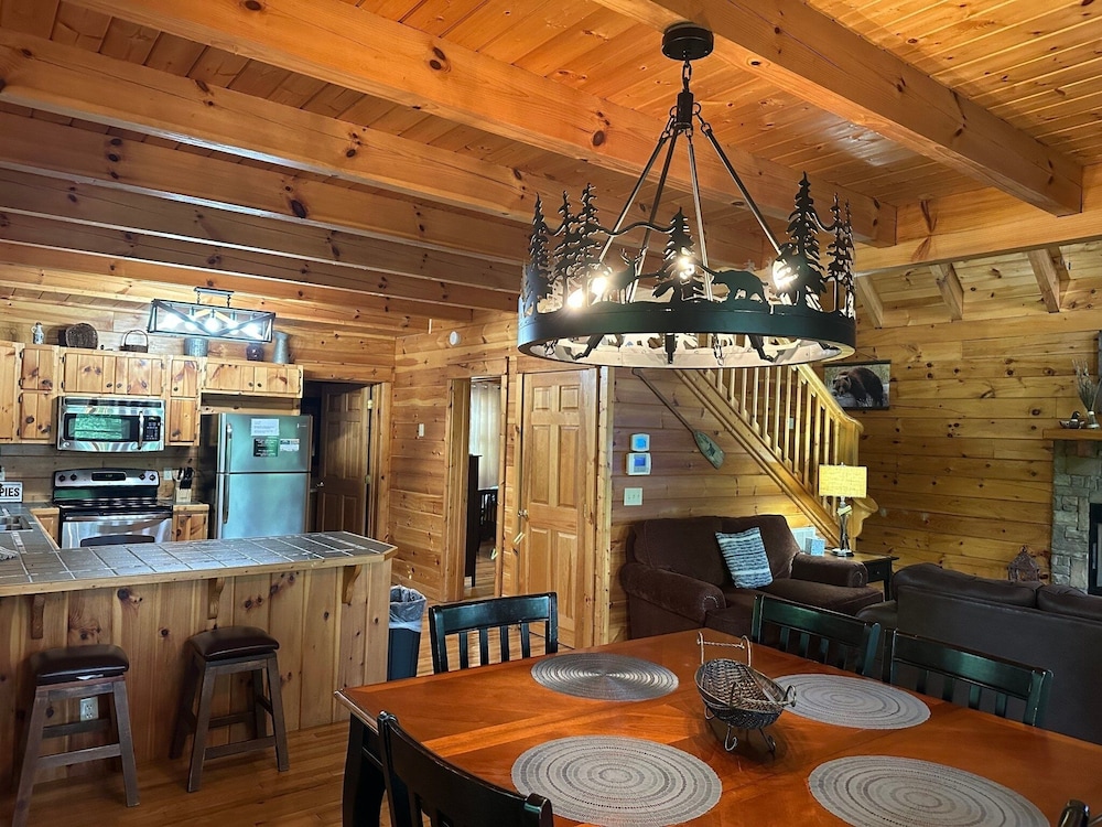 Chillin N Grillin 2 Bedroom Cabin