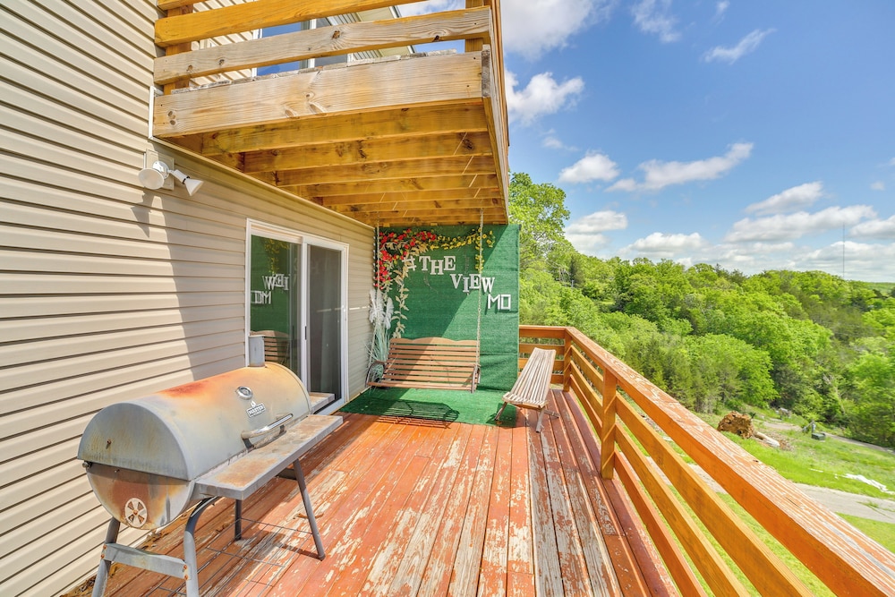 Lake Taneycomo Views: Family-friendly Cabin!