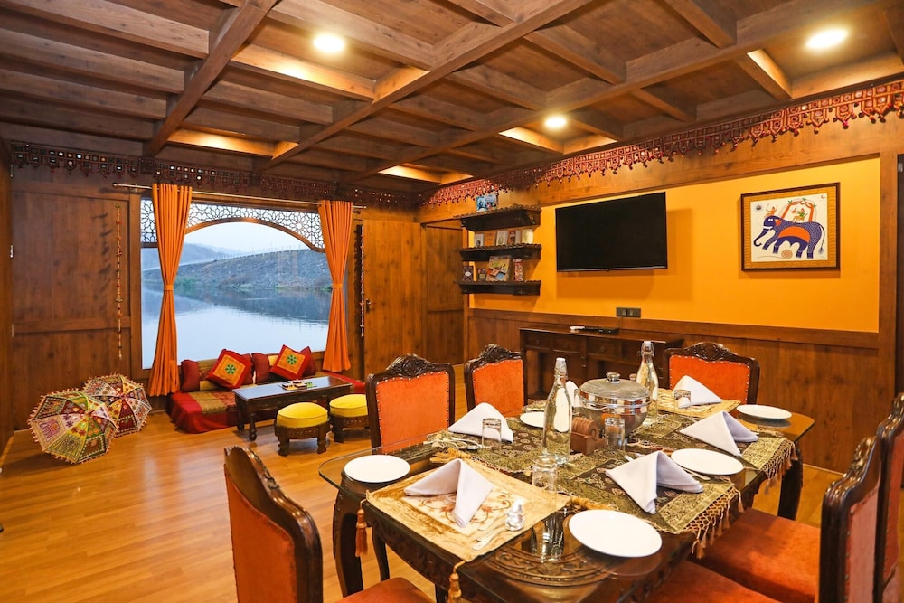 Ekta Houseboat Statue Of Unity Kevadia