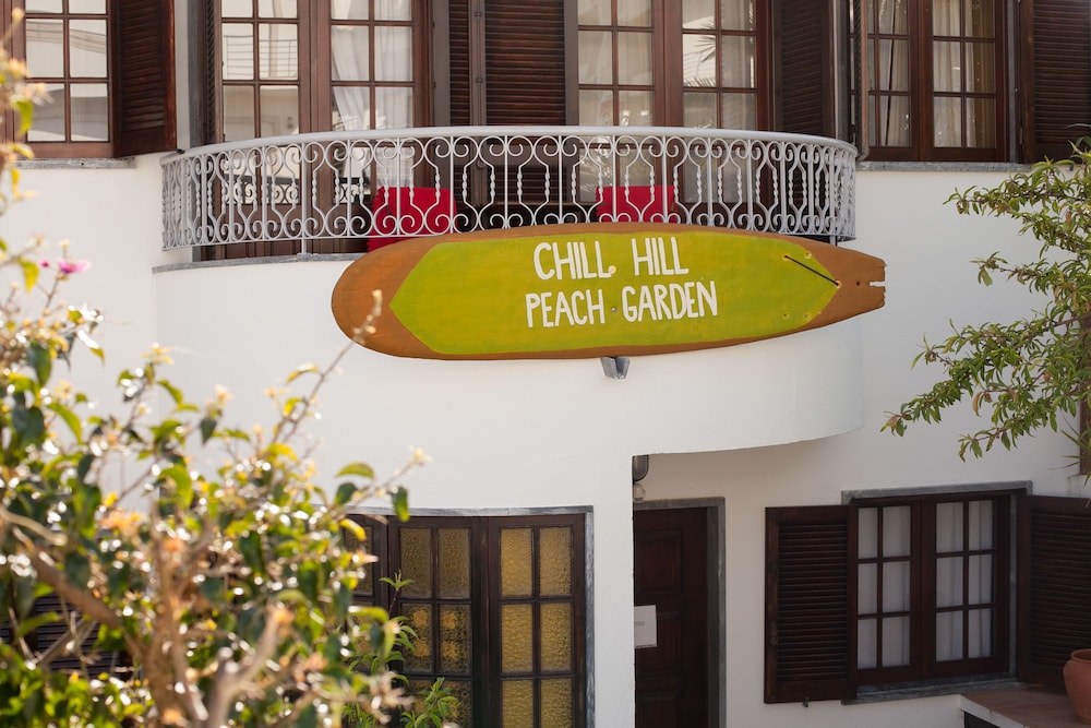 Ericeira Chill Hill Hostel & Private Rooms - Peach Garden