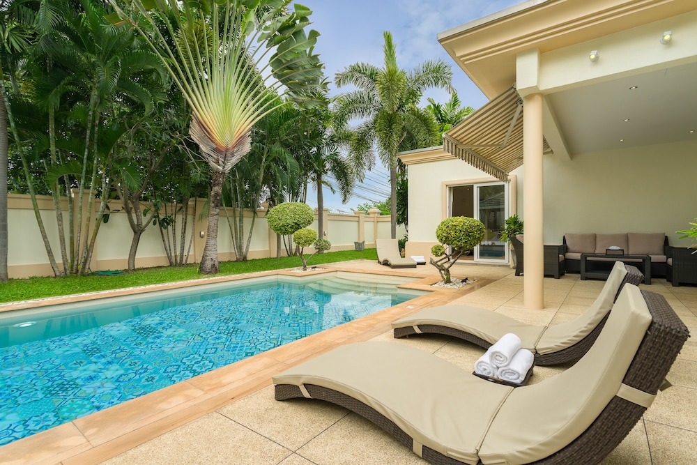 Luxury Pool Villa SRV