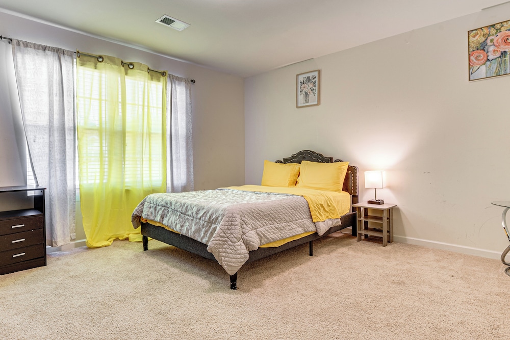 6 Mi to Atlanta Airport! Home w/ Furnished Patio