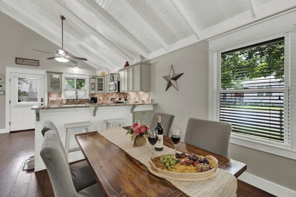 Charming Cottage-3 Mins to Downtown-pet Friendly!