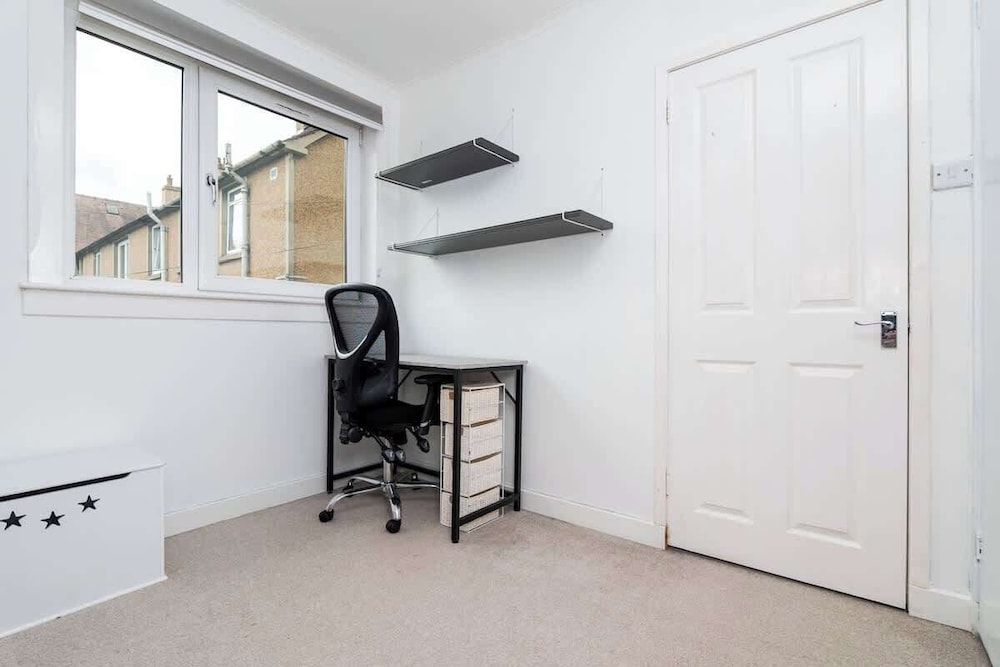 3 Bed House-free Parking