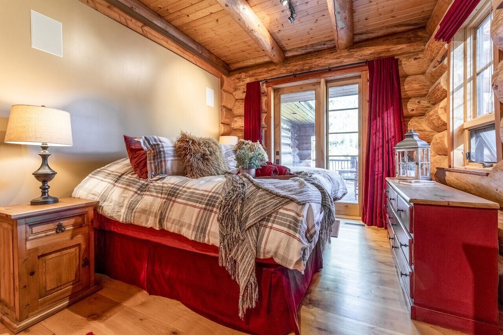 Luxury Log Chalet | Pool + Private HotTub | Ski In/Out | Overlooking Greywolf GC - Image 5