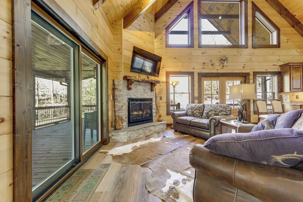 Riverfront Cabin w/ Mtn Views in Robbinsville