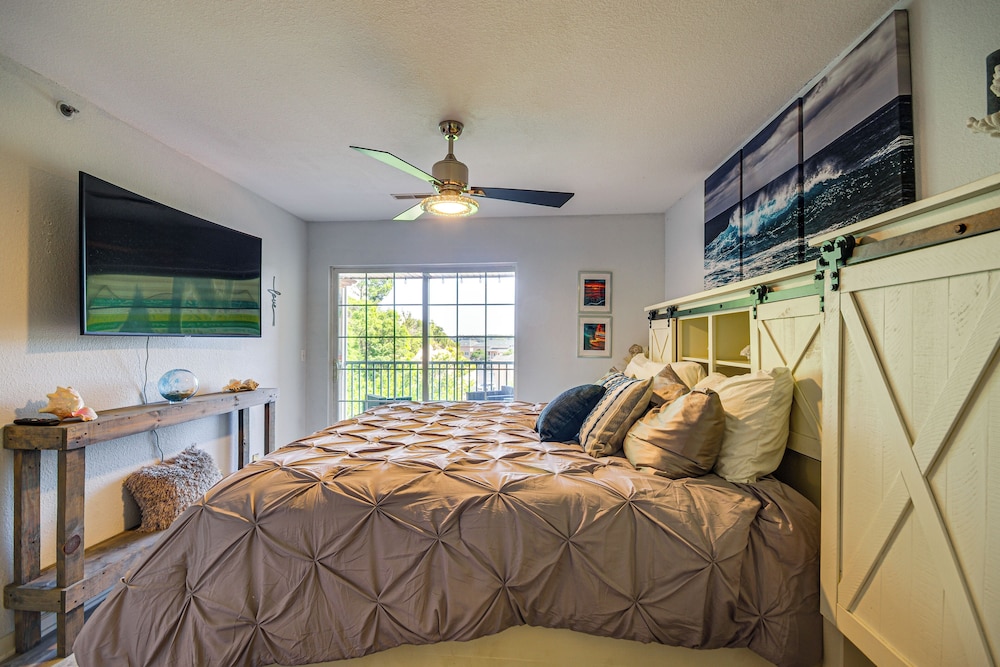 Balcony w/ Marina Views: Lake Ozark Hideaway!