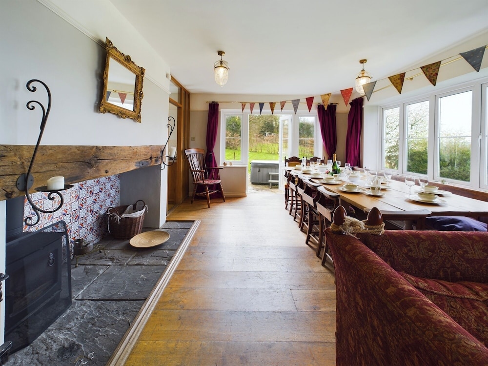 Country House-14guests-parking-hottub-amazingviews