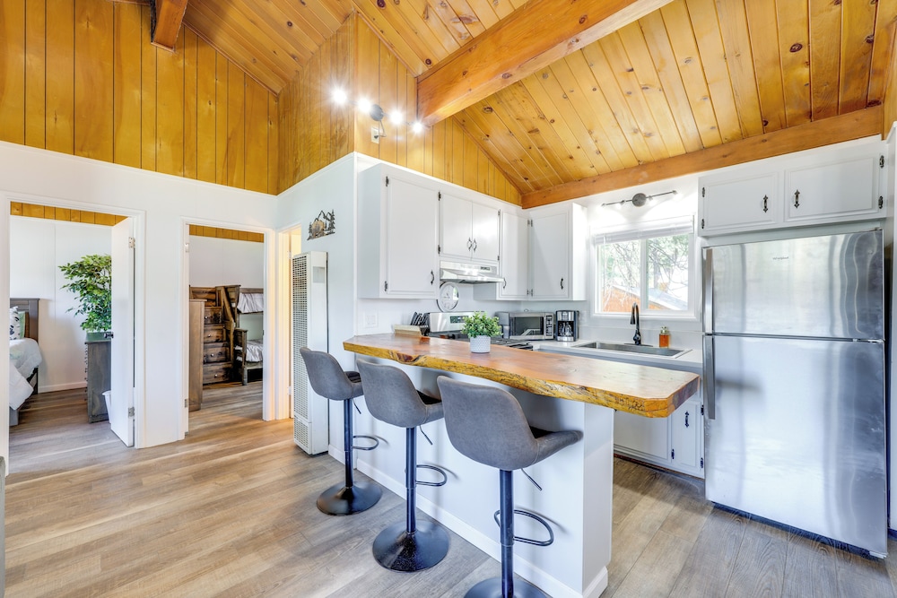 Close to Skiing & Lake: Big Bear Mountain Getaway