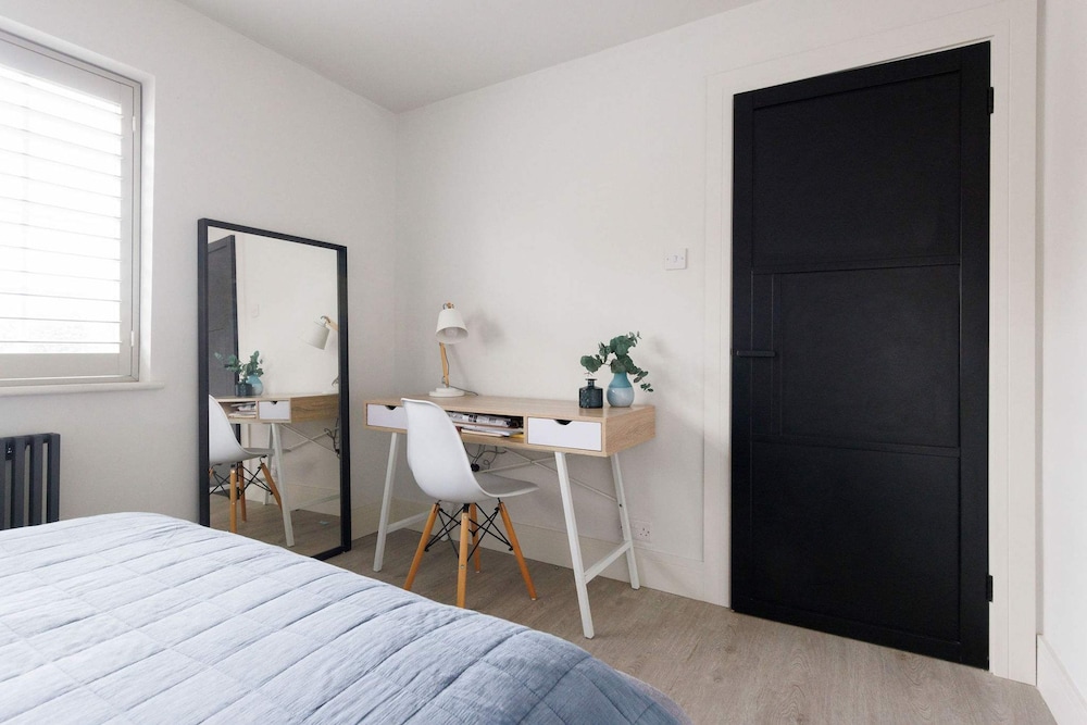 Stylish 4 Bed Home Close to Beach