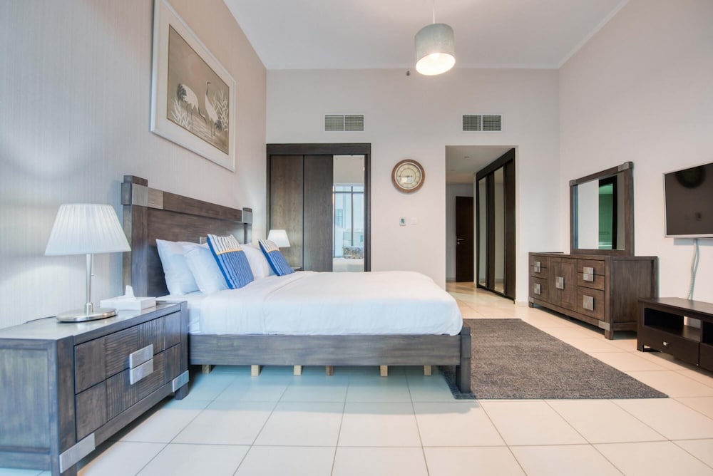 Luxury Apt w Private Jacuzzi Overlooking the Water