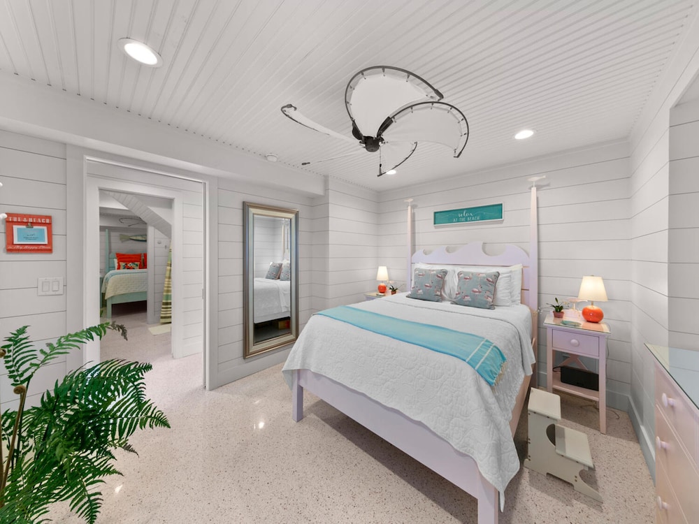 Ocean Paradise by Distinctive Beach Rentals