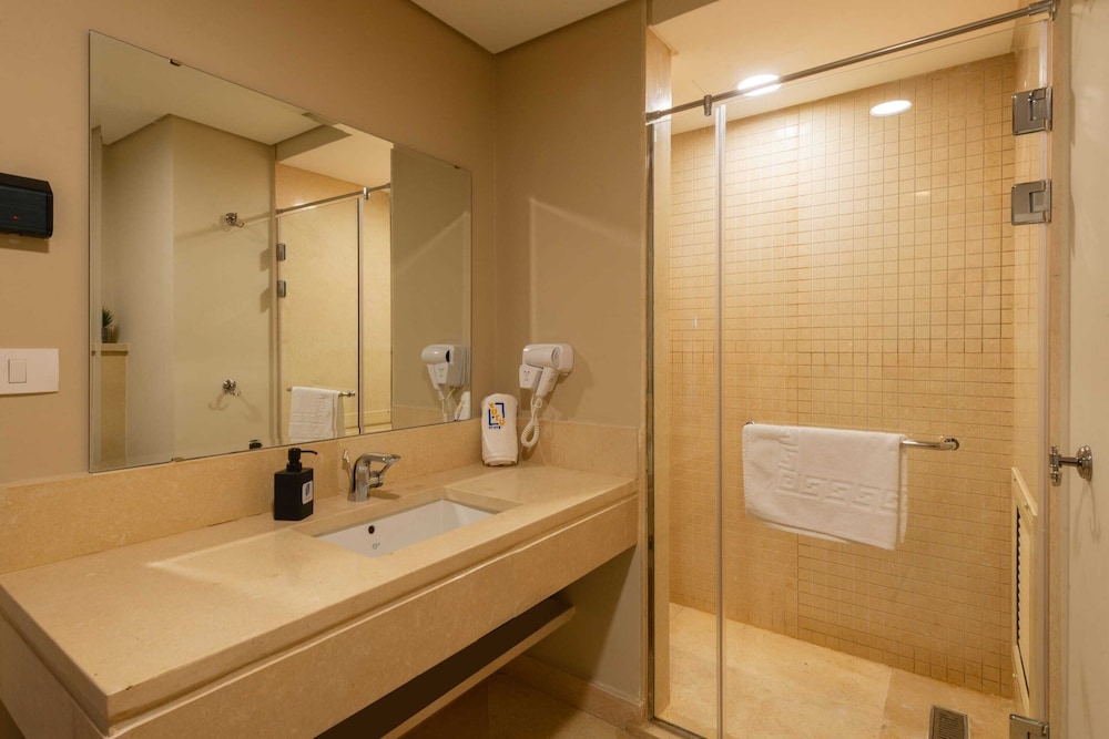 Xuru Stays I Exotic 1bdr w/ Outdoor Terrace Pool & Beach Access