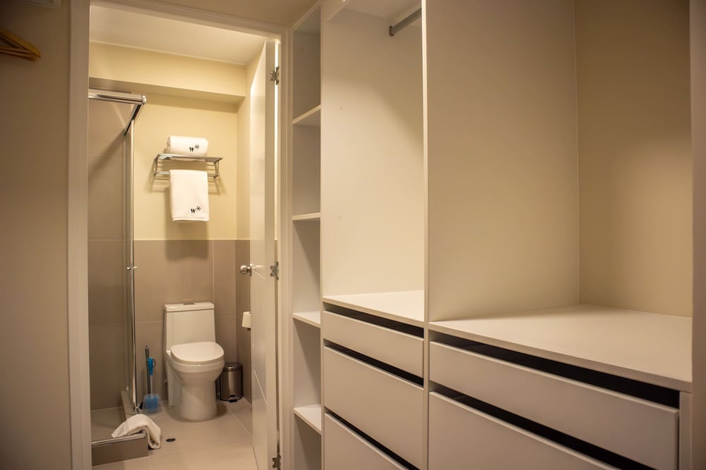 w Striking 1BR w Perfect Balcony Near Kennedy Park