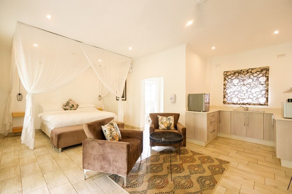 Room in Lodge - Luxury Suite 1 in Boutique Lodge With Free Savannah Adventures 4x4 City Tour