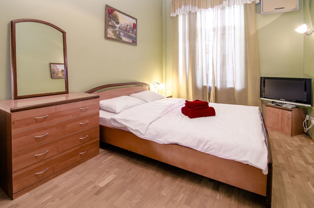 Rent Kiev Lva Tolshtoho Square
