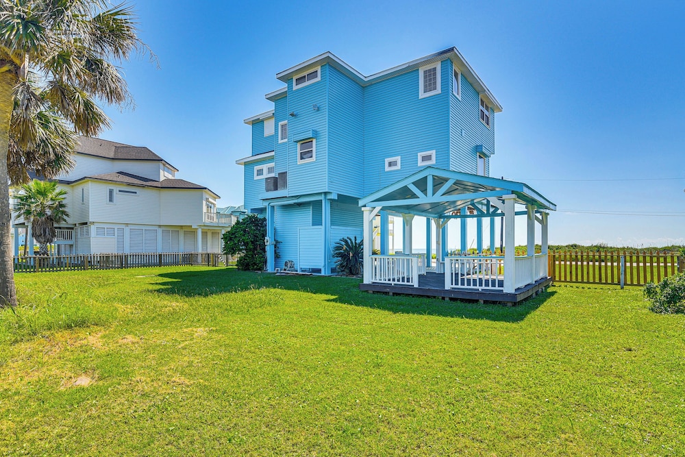 Walk to Beach: Home w/ 2 Decks in Galveston!