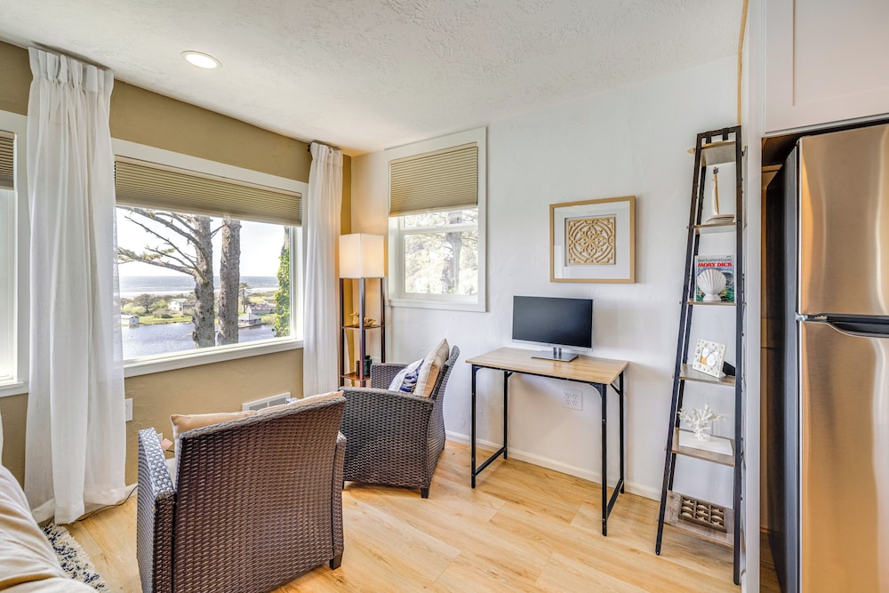 Walk to Winema Road Beach: Home w/ Hot Tub!